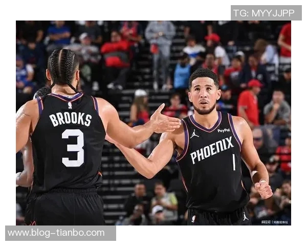 布克首发表现出色33分钟内高效砍下24分助力球队胜利 布克首发表现出色33分钟内高效砍下24分助力球队胜利